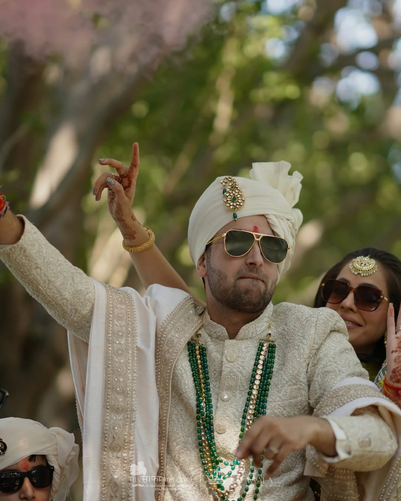 Groom in an ivory wedding safa with emerald jewellery for Ampitiya